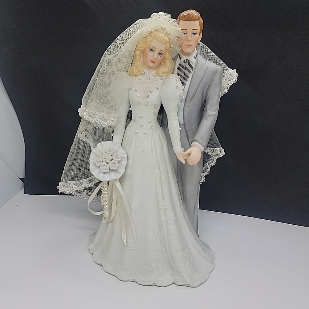 Vintage EHW 1987 Porcelain Bride And Groom Figurine Music Box Wedding March